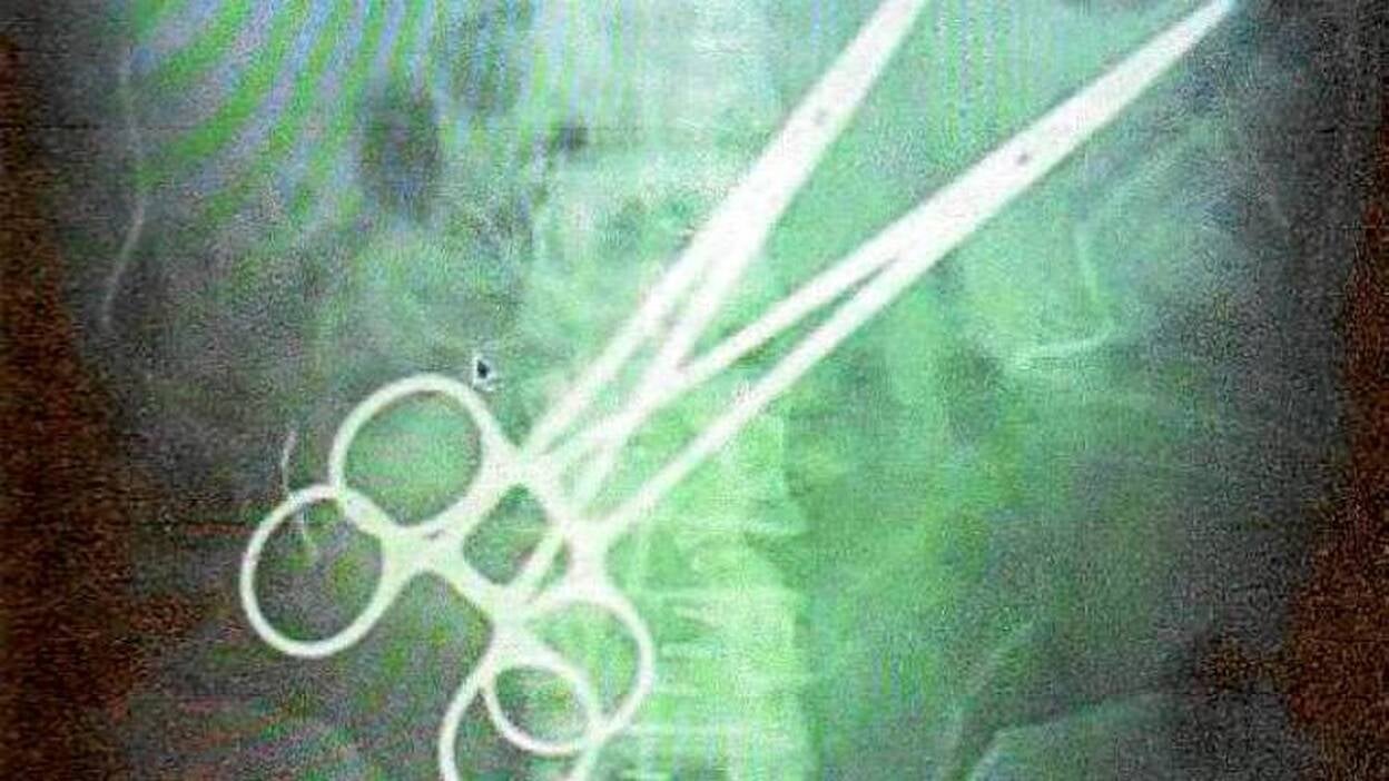 El médico que olvidó las pinzas buscaba tapar un fallo previo