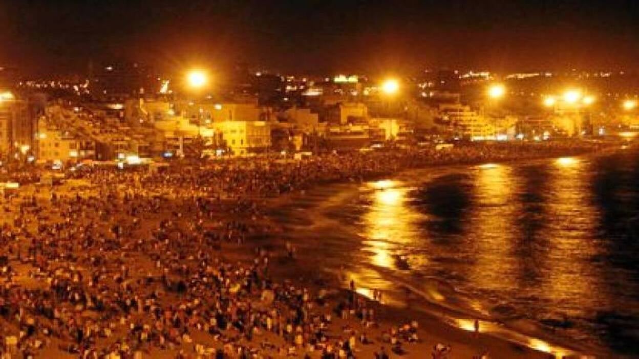 Noche de fiesta en la playa con más fuegos y en guagua