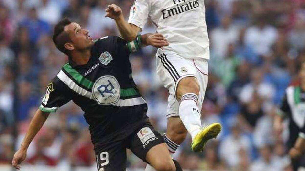 El Madrid resuelve sin brillo (2-0)