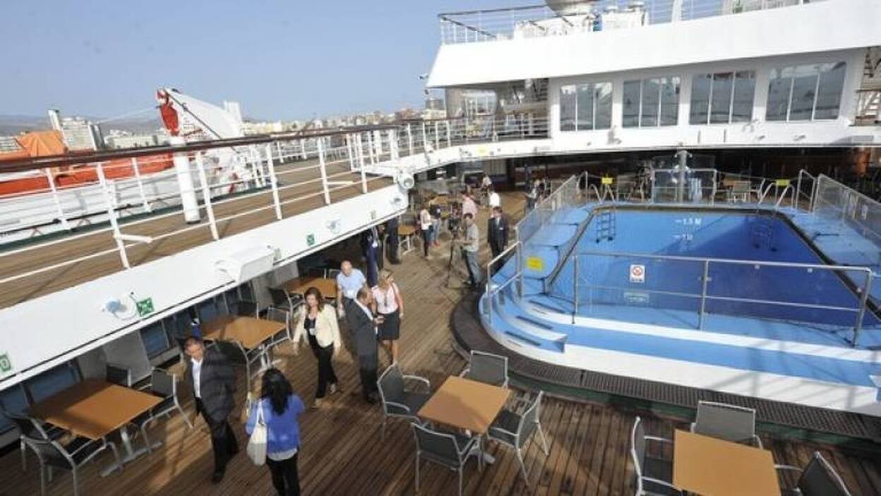 El Barco por la Paz de paso por el puerto capitalino