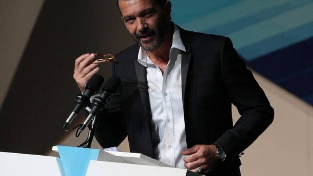 Líderes y famosos inspiran a jóvenes becados