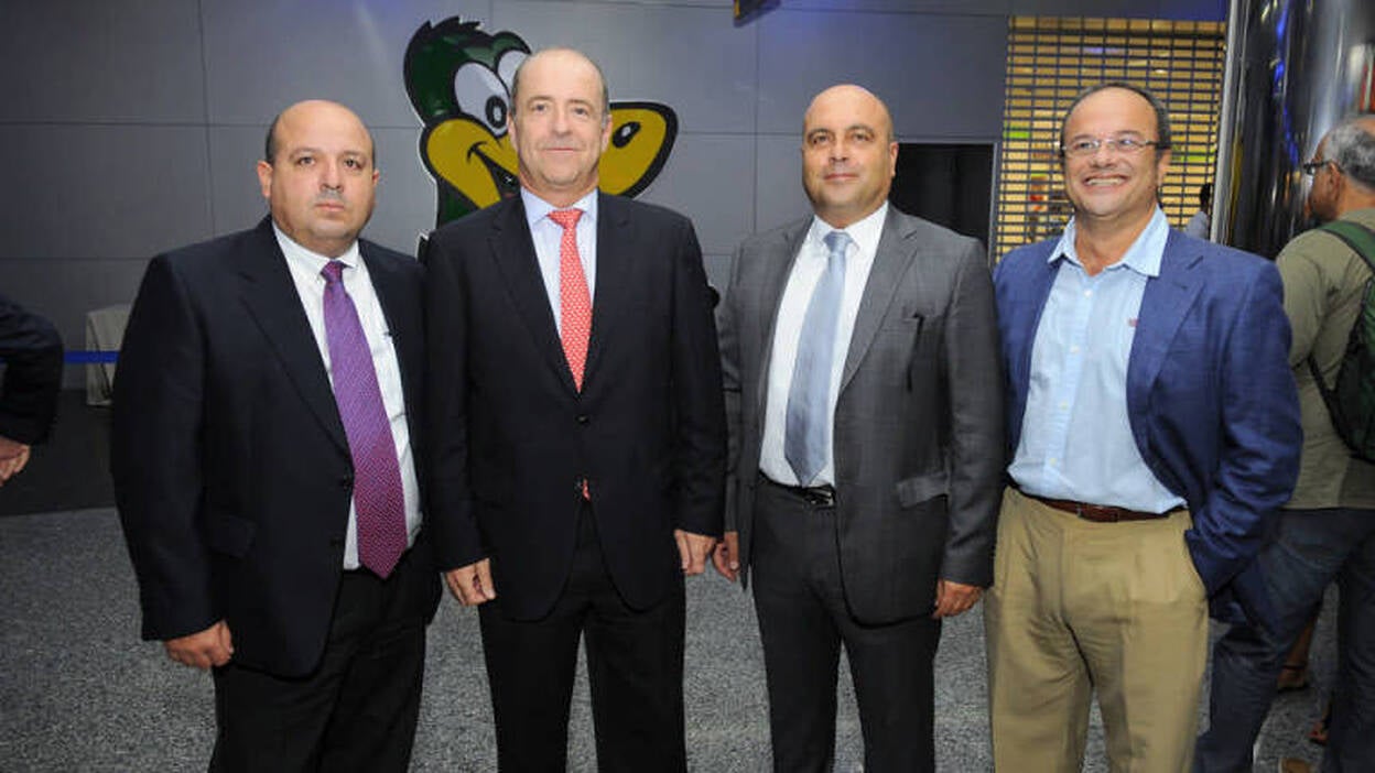 Hiperdino, en el centro comercial El Muelle