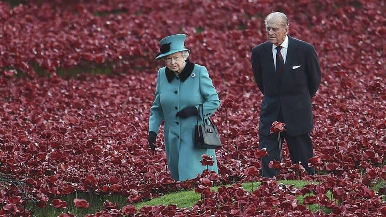 Isabel II pasea por las 'Poppies' de Londres