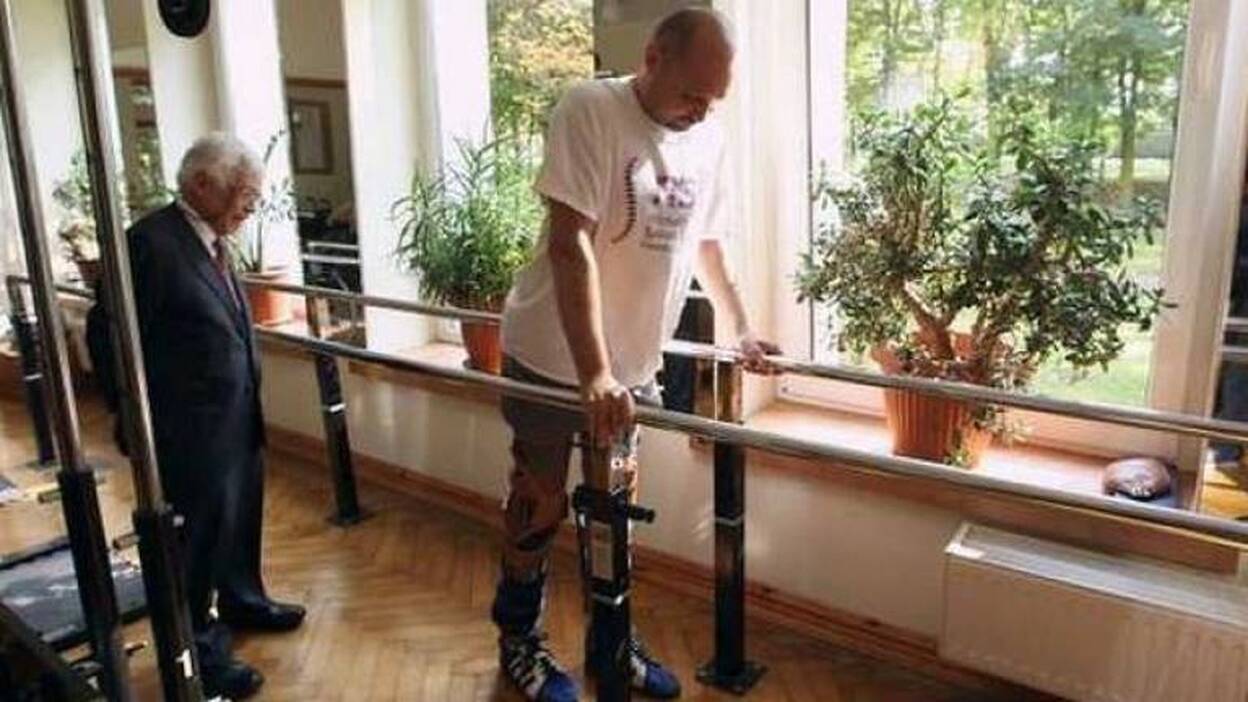 Vuelve a caminar un hombre con parálisis gracias a un tratamiento pionero