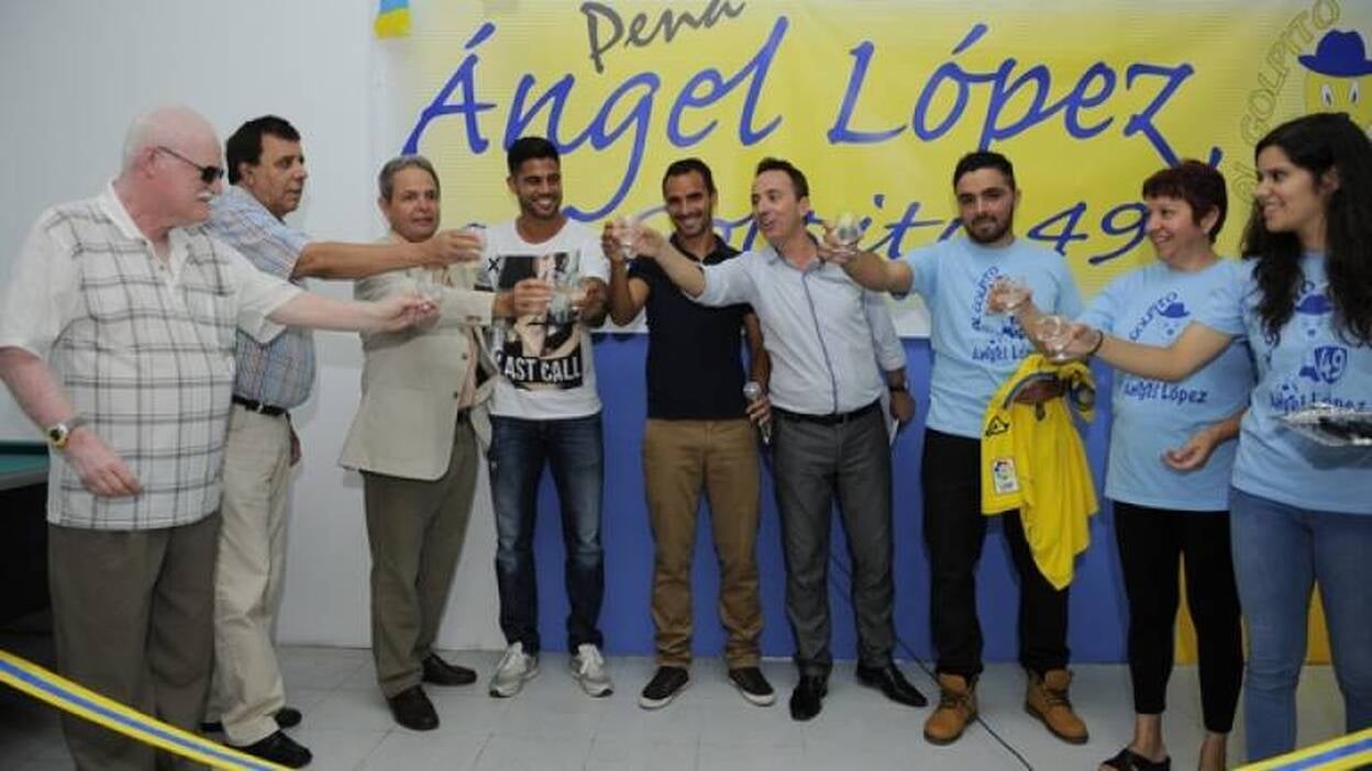 Ángel López apadrina su peña