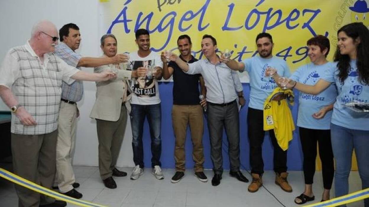 Ángel López apadrina su peña en Vecindario