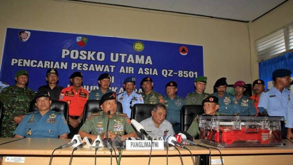 El avión de AirAsia "sufrió una explosión" antes de estrellarse en el mar