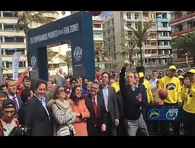 Cardona presume de muñeca