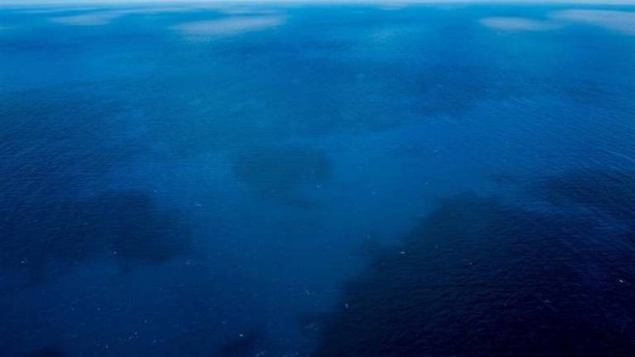 Continúa el sellado de las fugas de fuel del Oleg Naydenov