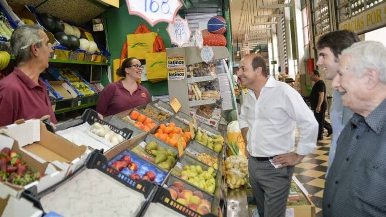 Cardona se pasea por el mercado