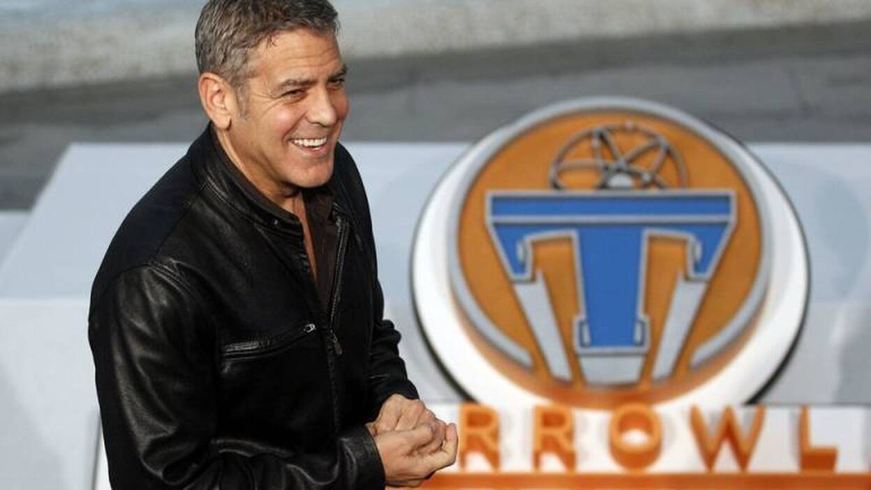 Clooney deslumbra bajo la lluvia
