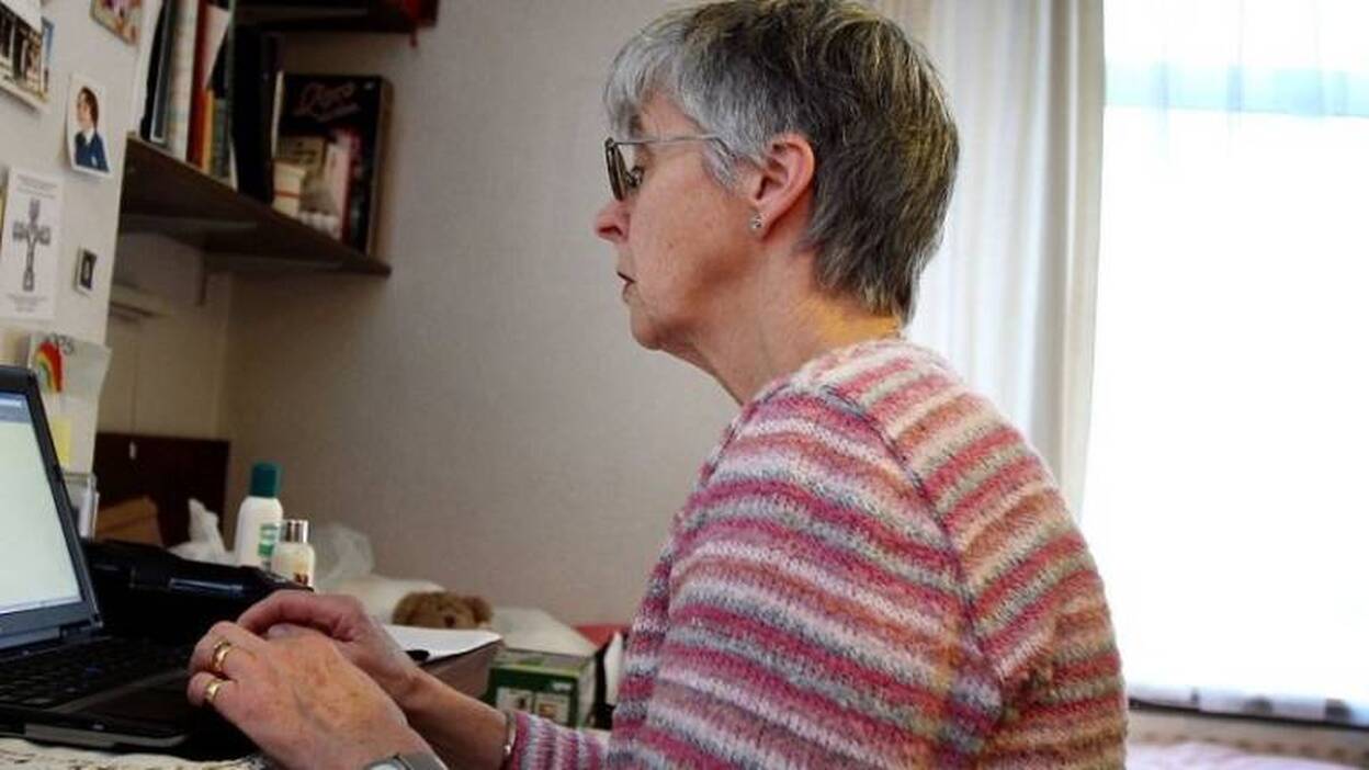 Los ancianos prefieren el WhatsApp y Facebook y detestan los selfis