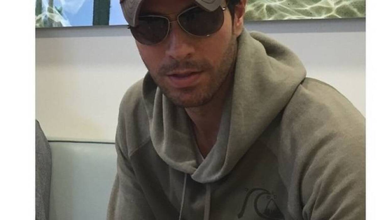 Enrique Iglesias muestra su mano tras la cirugía reconstructiva