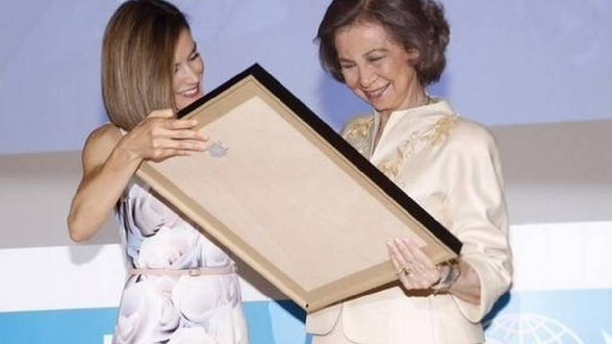 La Reina Letizia entrega el premio UNICEF a la Reina Sofía