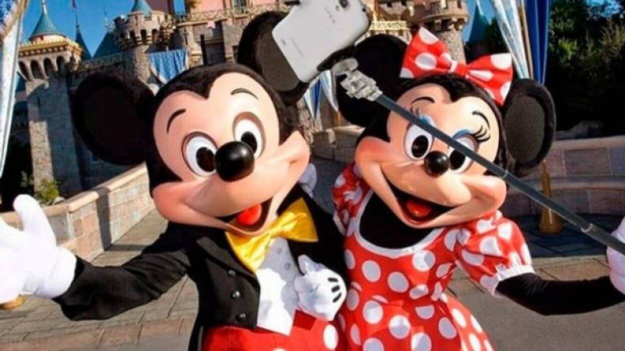 Walt Disney prohíbe los palos de 'selfie' en todos sus parques de atracciones