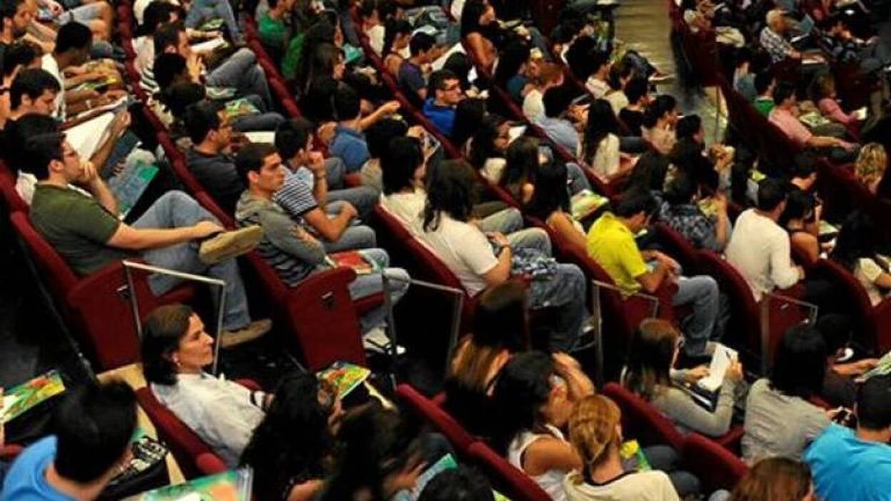 El Cabildo no dejará "a nadie" sin su beca para universitarios