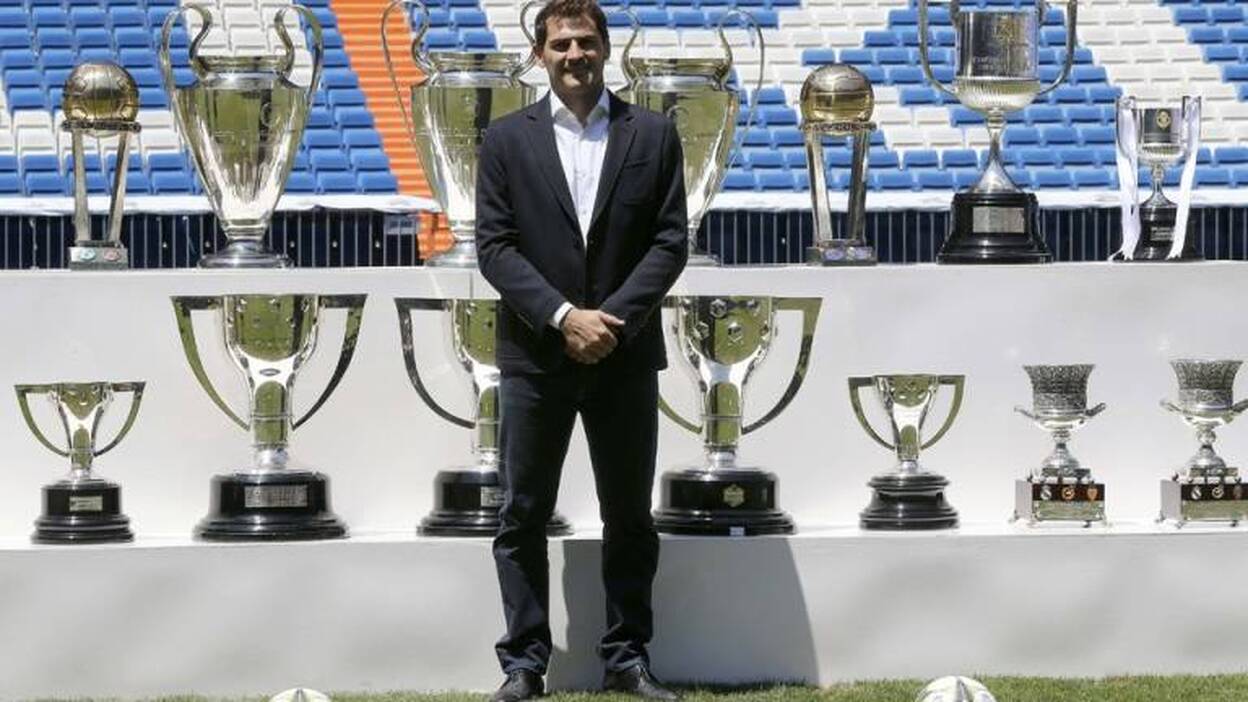 Casillas posa en el Bernabéu con sus 19 títulos