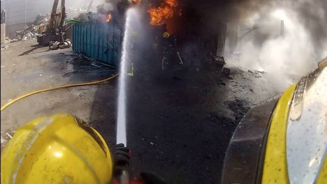 Incendio en una empresa de reciclaje en el polígono de Arinaga