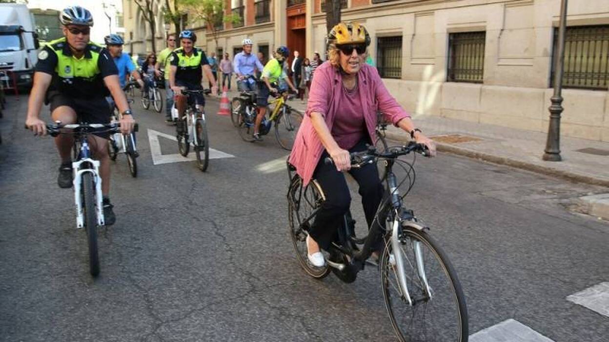 Carmena celebra en bicicleta el Día sin coches