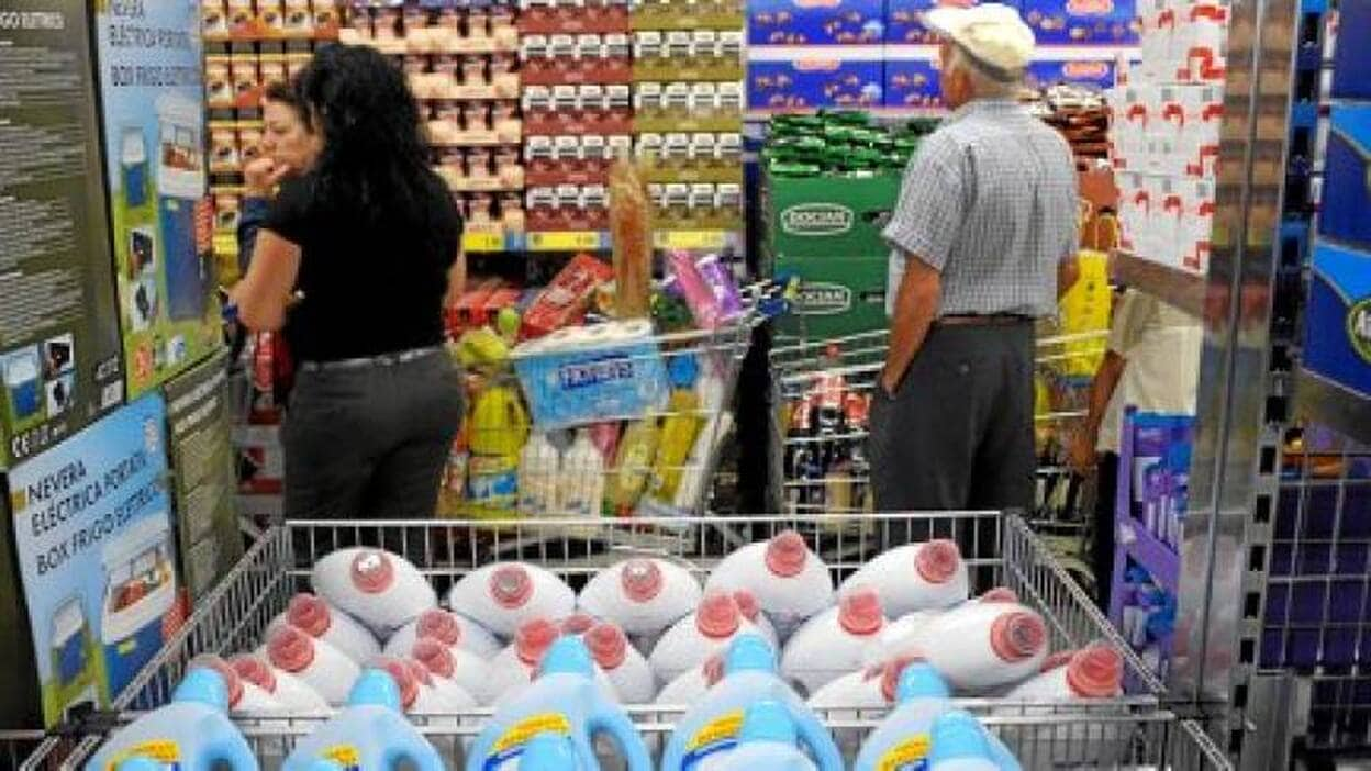 Canarias &#8216;traga&#8217; el excedente de los productos nacionales