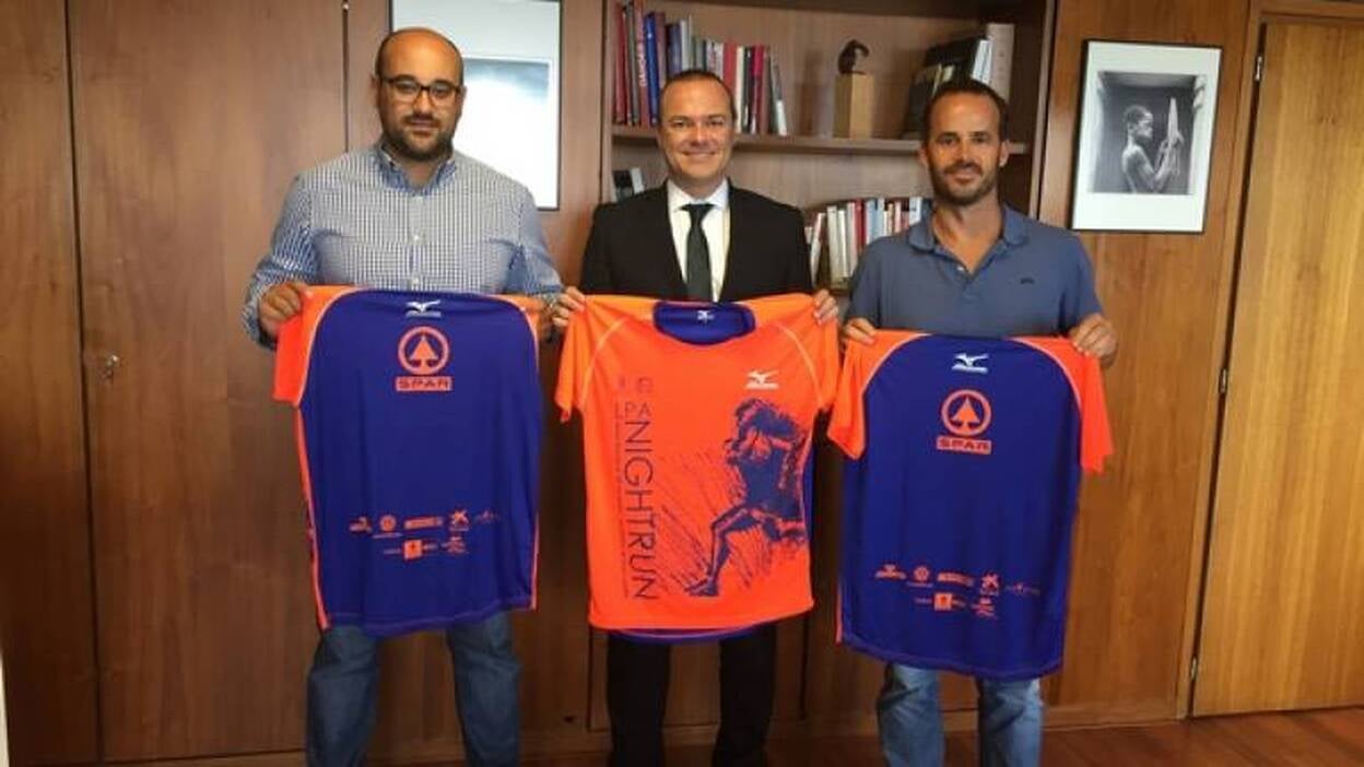 El alcalde recibe la primera camiseta oficial de la LPA Night Run 2015
