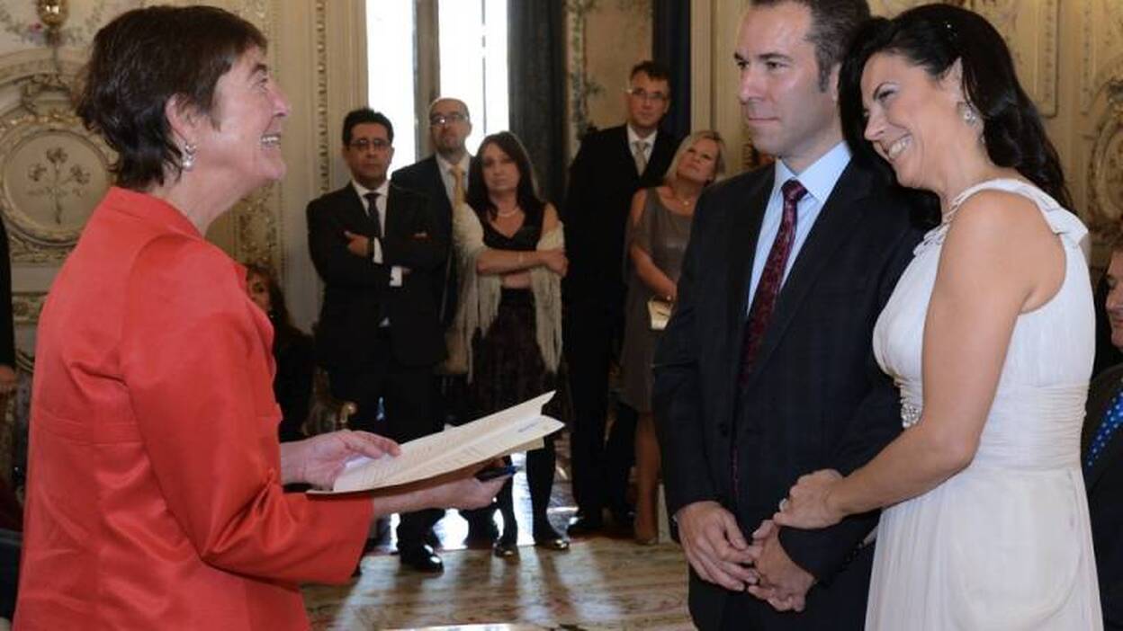 Primer "sí, quiero" en un colegio notarial
