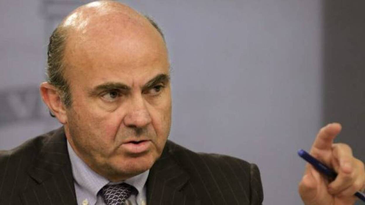 De Guindos admite que España "no ha salido" de la crisis