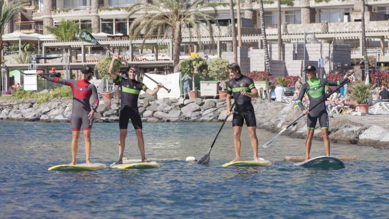 Alberto Contador se divierte con las hermanas Ruano en Anfi