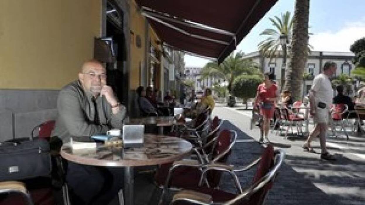 Alexis Ravelo emprende un nuevo camino con su última novela