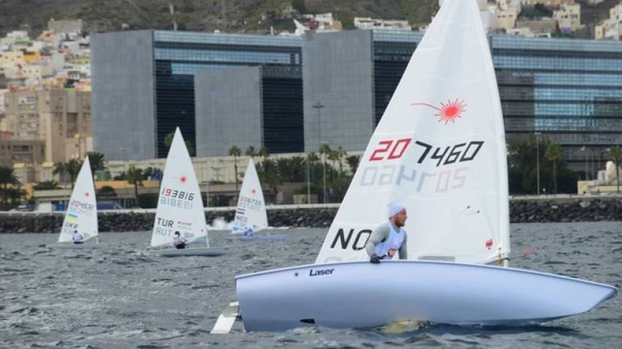 Tomasgaard y Jayet, líderes en clase olímpica