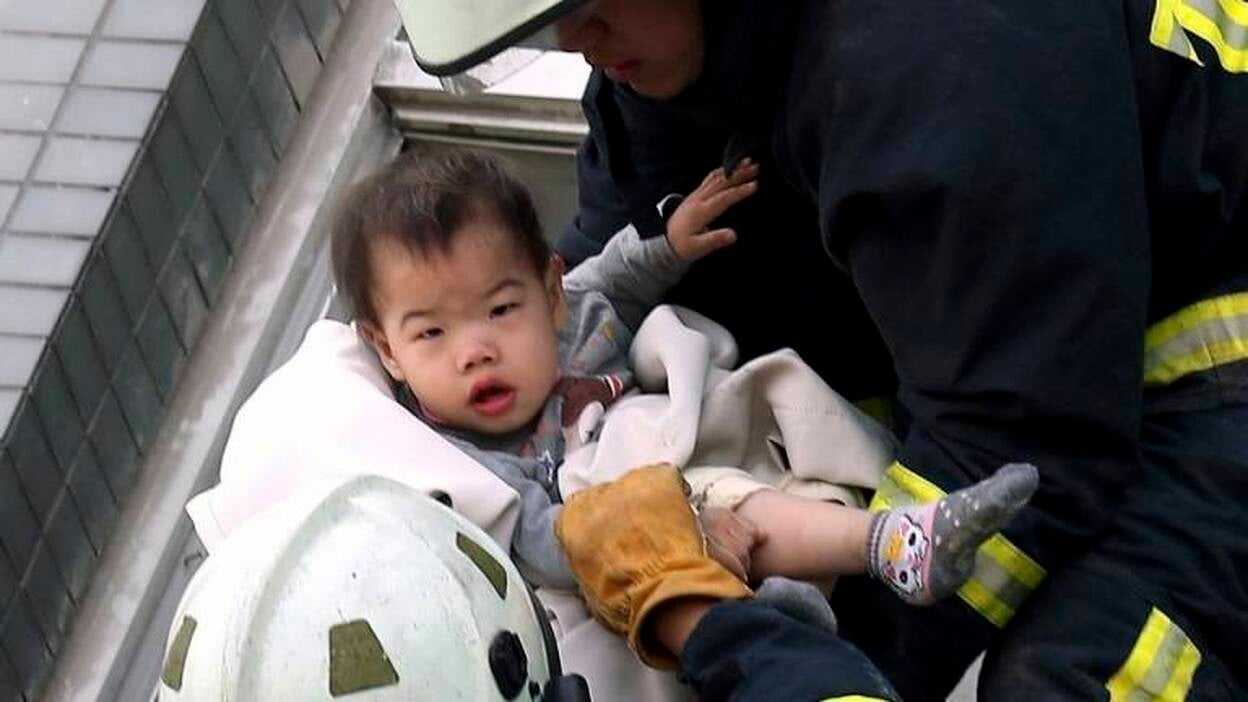 Derrumbe de 17 plantas por un terremoto en Taiwán