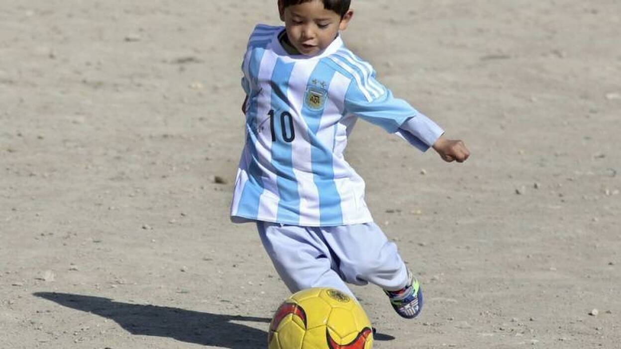 La felicidad del 'pequeño Messi' afgano