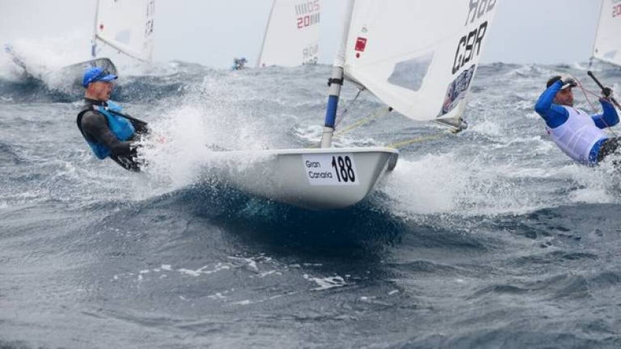 Nick Thompson comienza mandando en la bahía grancanaria