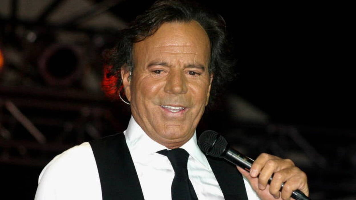Julio Iglesias aplaza algunos conciertos por inflamación del nervio ciático