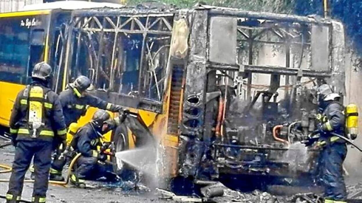 Se calcina una guagua en el túnel de Santa Catalina