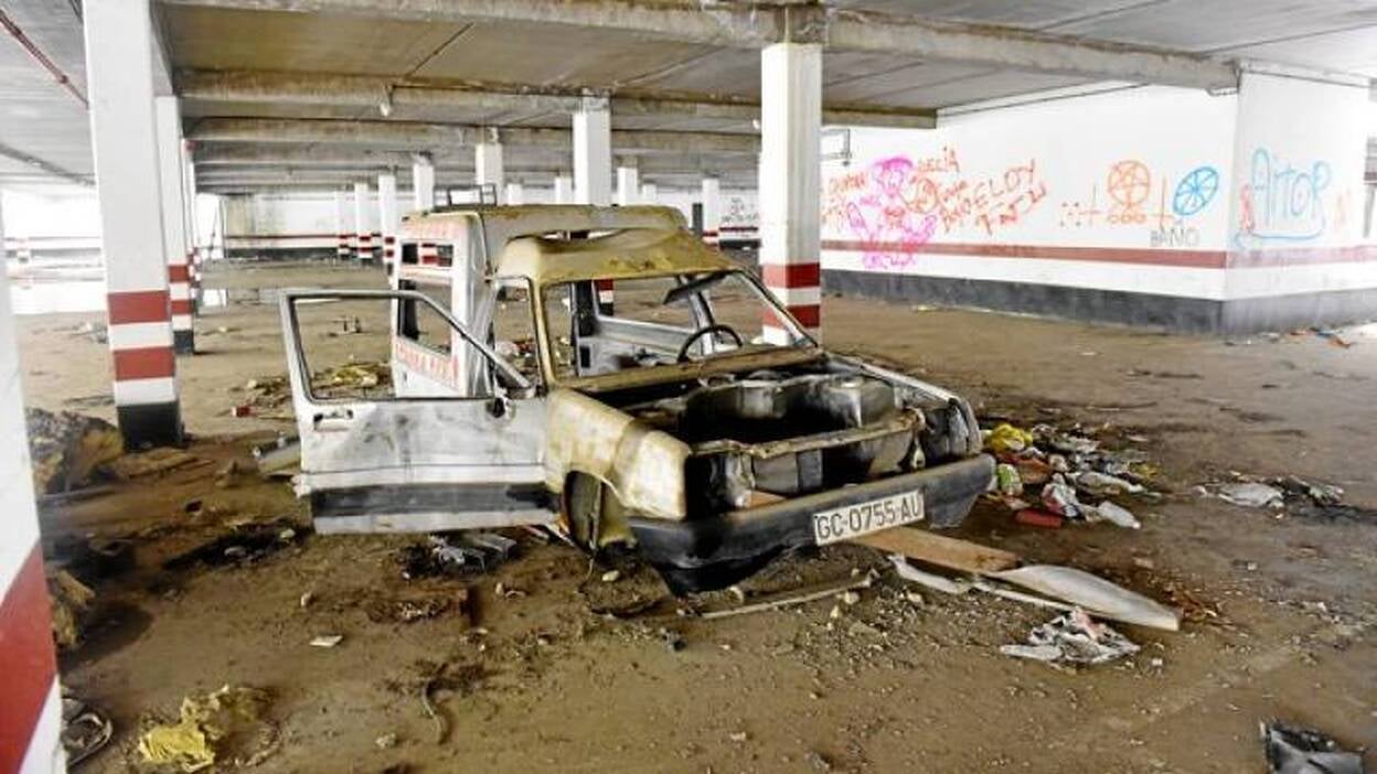 El parquin inacabado de Arnao está abierto y entran coches
