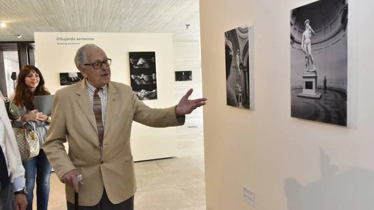 "El herrero fabulador" muestra en 45 fotos la intimidad creadora de Chirino