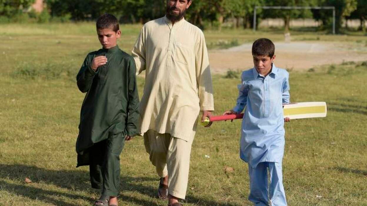 Los "niños solares" paquistaníes empiezan a moverse por la noche