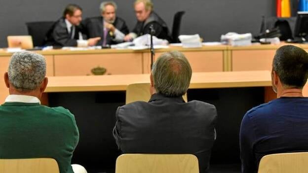 Las defensas reprochan al fiscal su cambio de postura