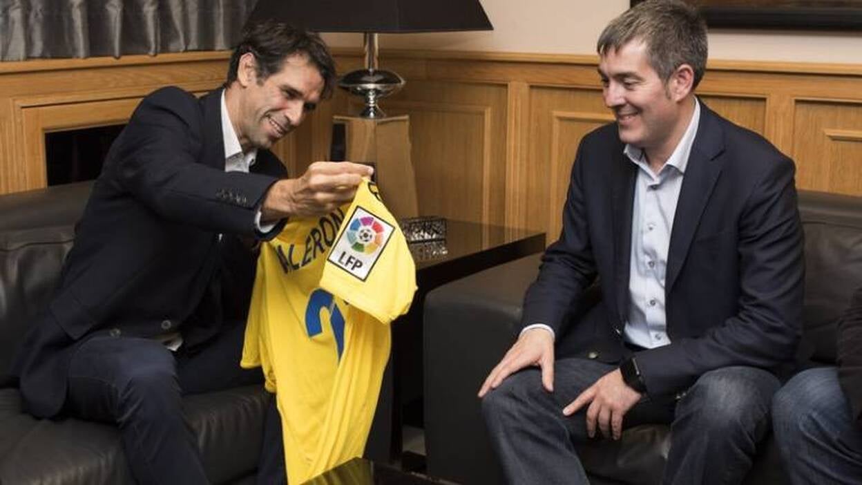 Clavijo recibe y agasaja a Juan Carlos Valerón