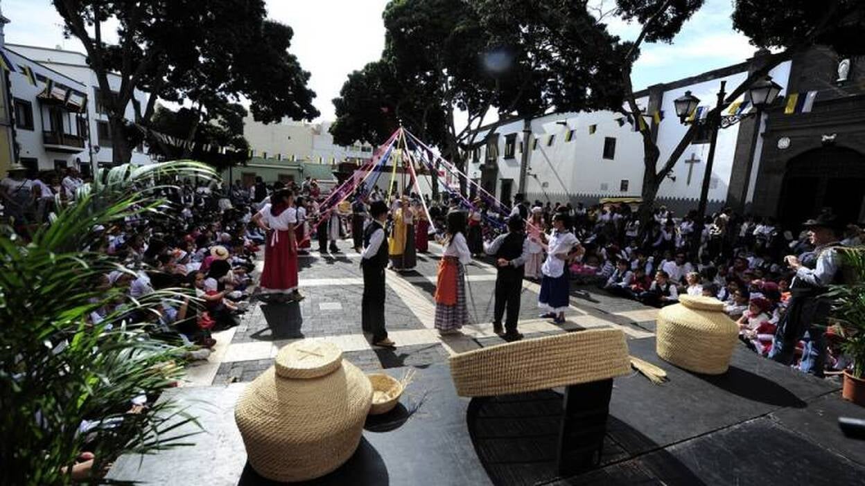 Los más pequeños celebran el Día de Canarias