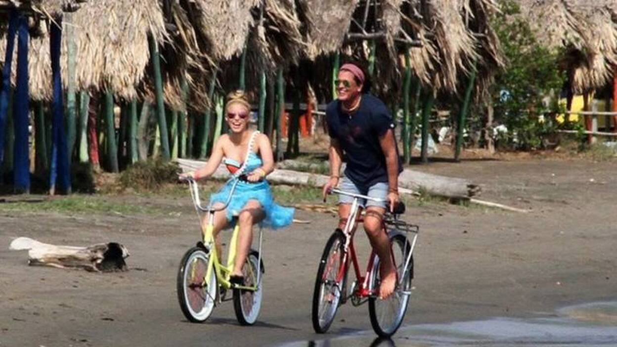 Carlos Vives estrena junto a Shakira su sencillo "La Bicicleta"