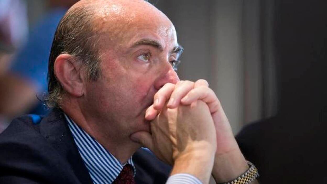 De Guindos: "Es posible y compatible bajar el IRPF y reducir el déficit"