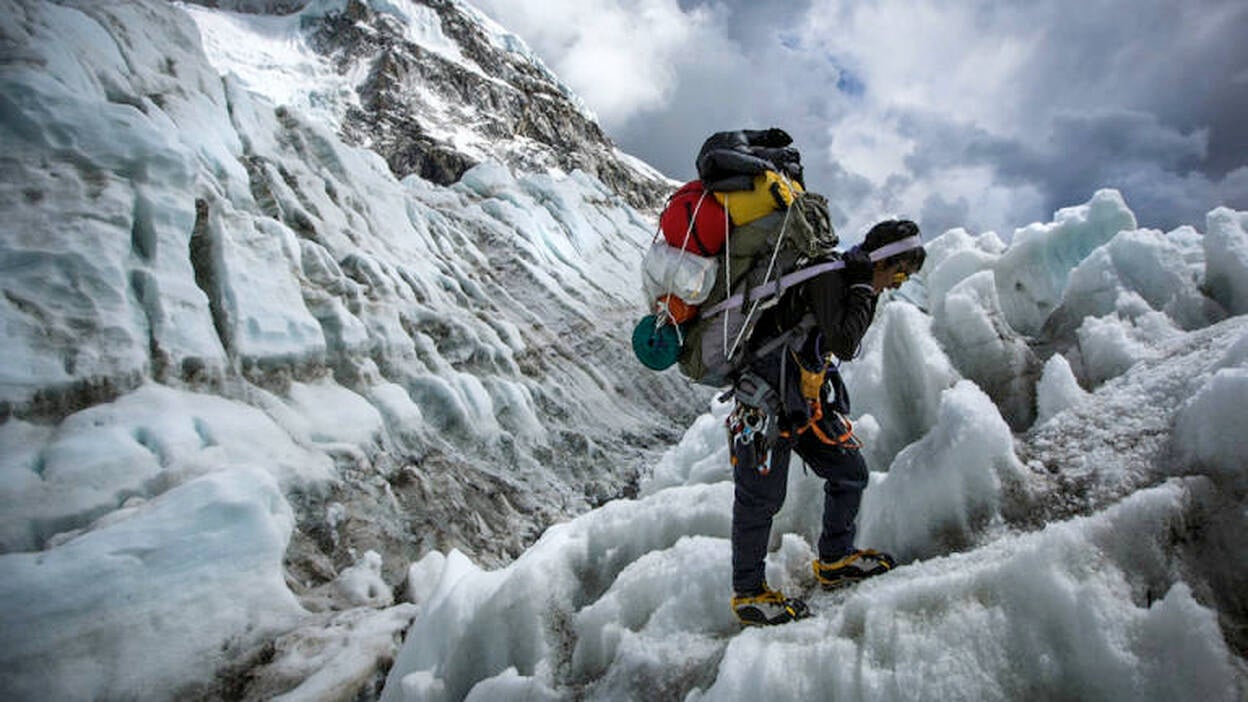 Sherpas, coronar el Everest para volver a tener trabajo