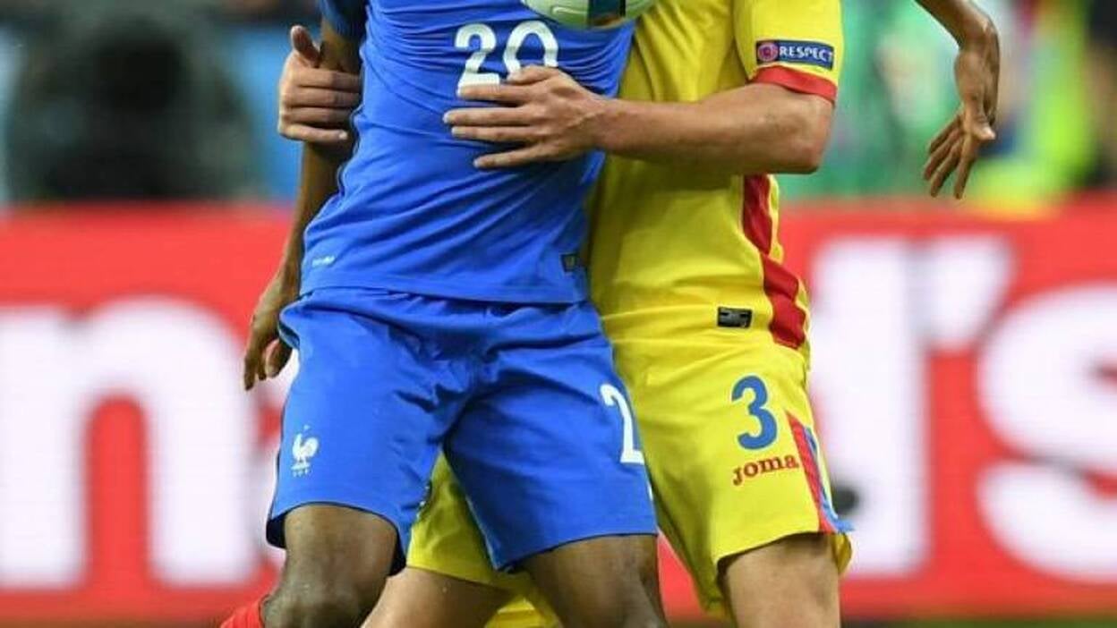 Francia sufre pero cumple