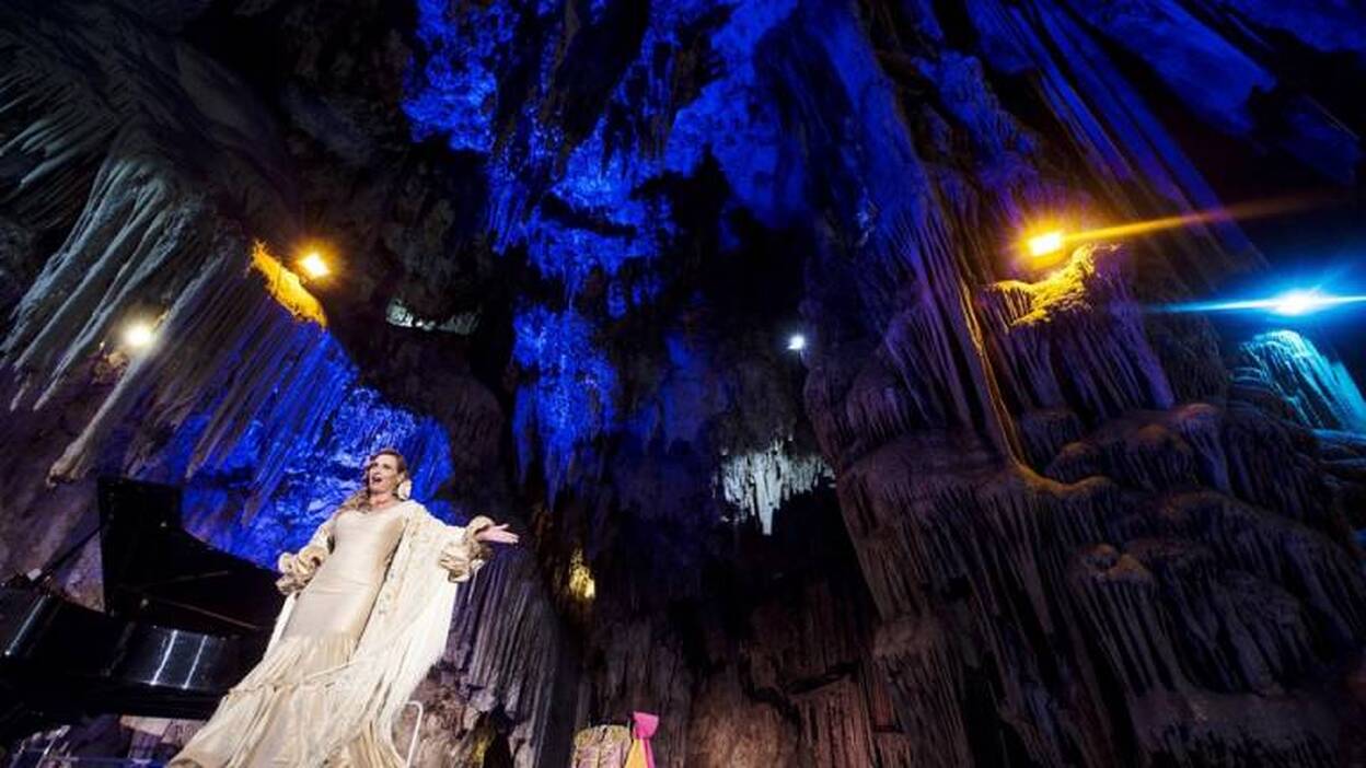Ainhoa Arteta y Lorca retumban en la Cueva de Nerja