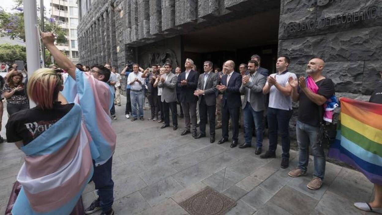 Izado de bandera por el Día del Orgullo