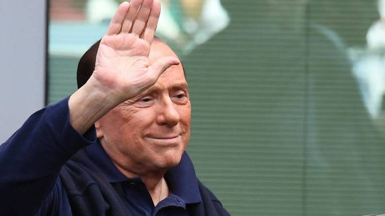 Berlusconi sale del hospital y dice que en Italia "falta un líder"