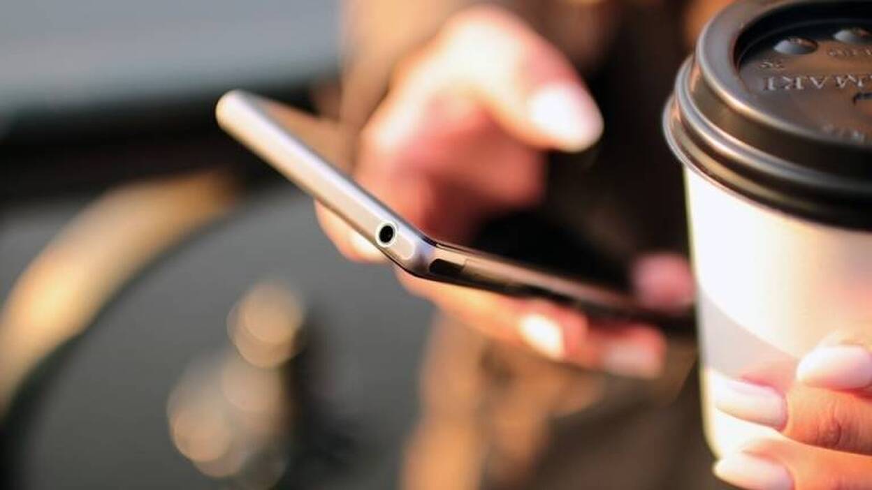 Los españoles miran el móvil 150 veces al día y no aguantan una hora sin revisar WhatsApp