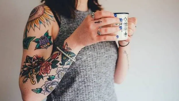 Dermatólogos recomiendan conocer los riesgos de los tatuajes
